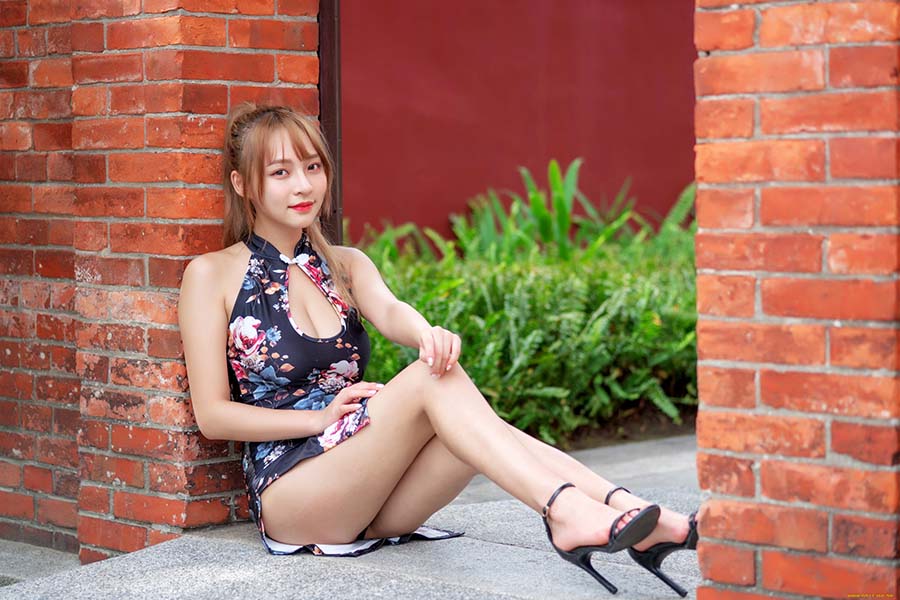 Girls in short dresses in Haicheng