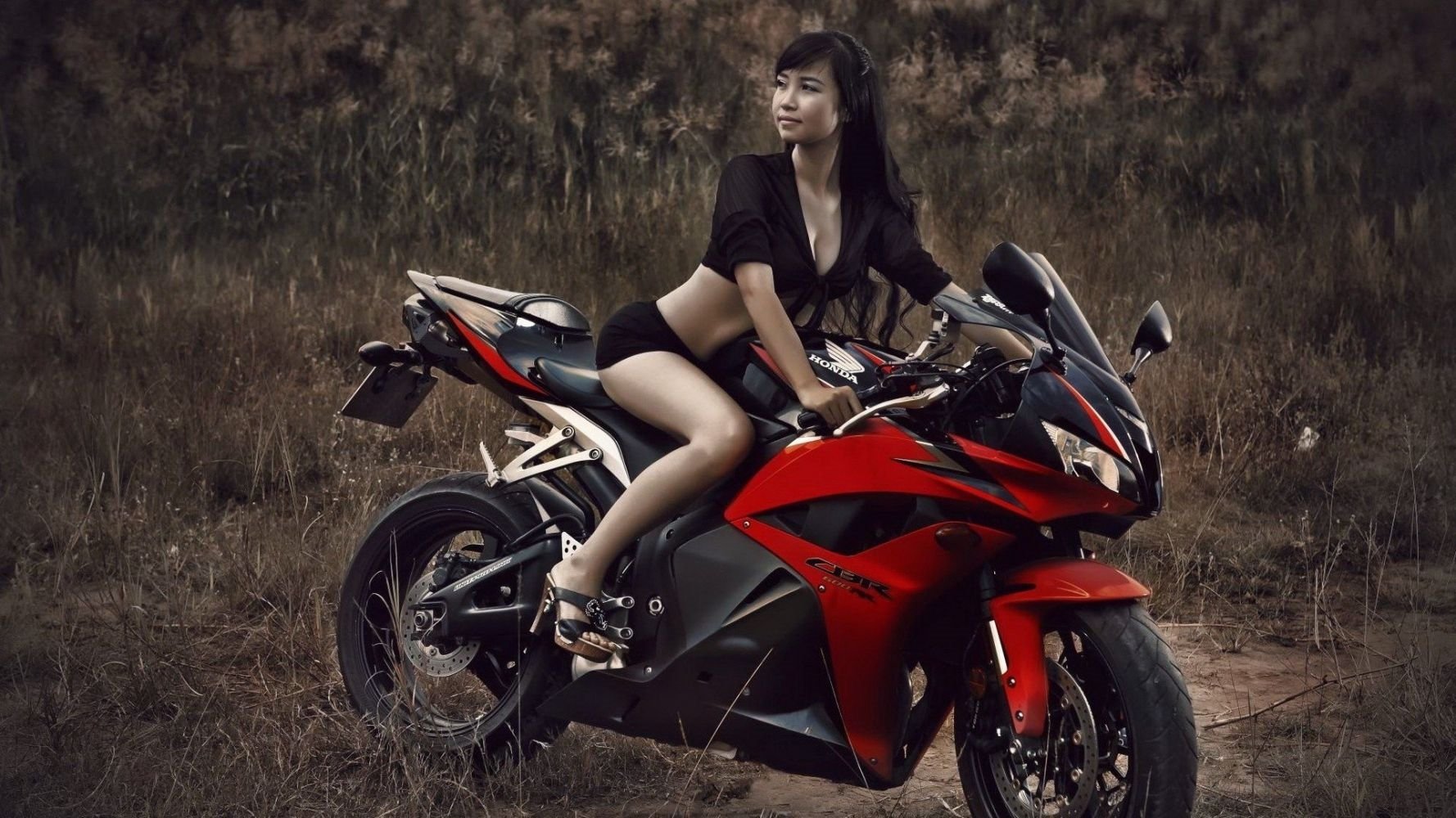 Fitness girls and bikes in Haicheng